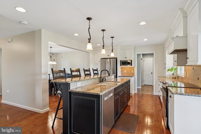 5790 Cedar Glen Dr, Narvon, PA 17555 - kitchen featuring stainless steel appliances, a kitchen bar, hardwood / wood-style floors, backsplash, and recessed lighting