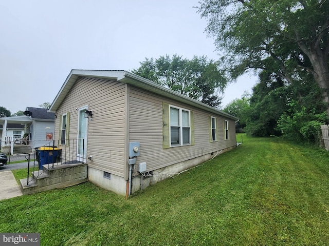 114 Spruance Rd, Dover, DE 19901 - view of side of home featuring crawl space and a yard