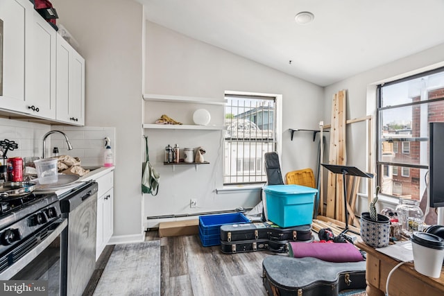 1917 Spring Garden St, Philadelphia, PA 19130 - kitchen with vaulted ceiling, healthy amount of natural light, wood finished floors, tasteful backsplash, and range with gas cooktop