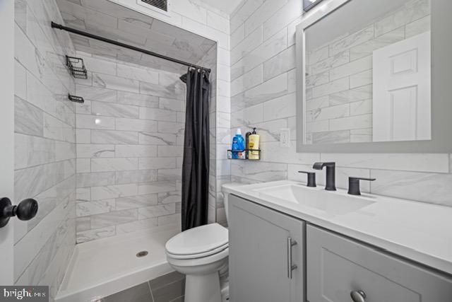 401 Cooper Landing Rd Unit 225, Cherry Hill, NJ 08002 - bathroom with vanity, tile walls, and a tile shower