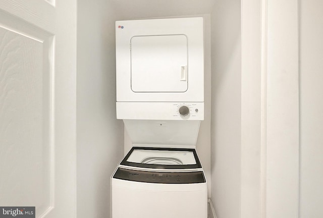 528 N St, Lancaster, PA 17602 - washroom with stacked washer / drying machine