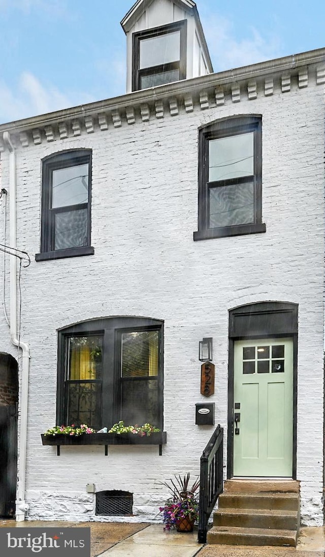 528 N St, Lancaster, PA 17602 - view of front facade featuring entry steps