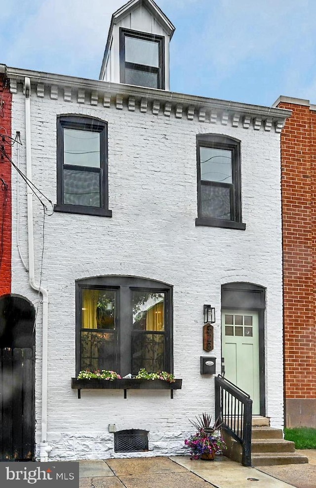 528 N St, Lancaster, PA 17602 - view of front facade featuring entry steps and brick siding
