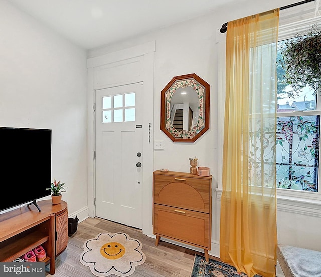 528 N St, Lancaster, PA 17602 - foyer entrance with light wood-style flooring and baseboards