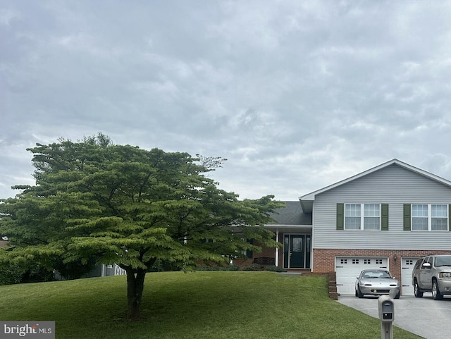 986 Stuart Dr, Front Royal, VA 22630 - split level home featuring brick siding, a garage, a front lawn, and driveway