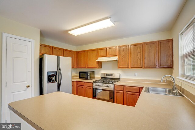 6187 Les Dorson Ln, Alexandria, VA 22315 - kitchen featuring fridge with ice dispenser, stainless steel gas range oven, under cabinet range hood, black microwave, and a peninsula