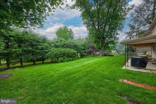 2202 Burkey Dr, Reading, PA 19610 - view of grassy yard featuring a patio