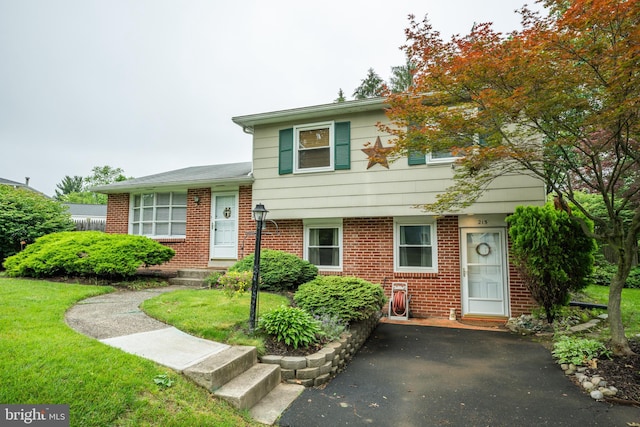 215 Murray Dr, Doylestown, PA 18901 - view of front facade featuring brick siding and a front yard