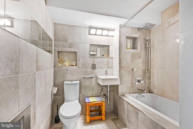 2800 Wisconsin Ave NW Unit 304, Washington, DC 20007 - bathroom featuring tiled shower / bath and tile walls