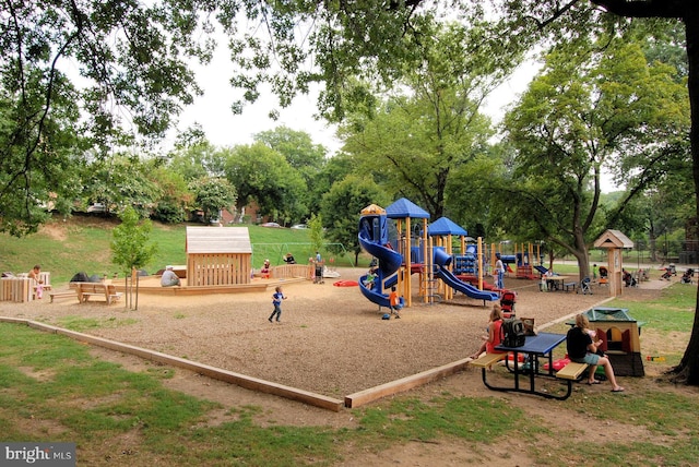 2800 Wisconsin Ave NW Unit 304, Washington, DC 20007 - view of communal playground