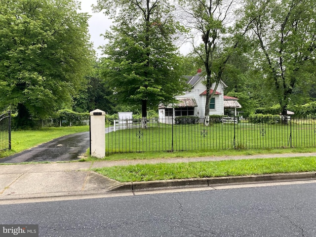 5513 Taylor Rd, Riverdale, MD 20737 - view of front of house featuring a fenced front yard and driveway