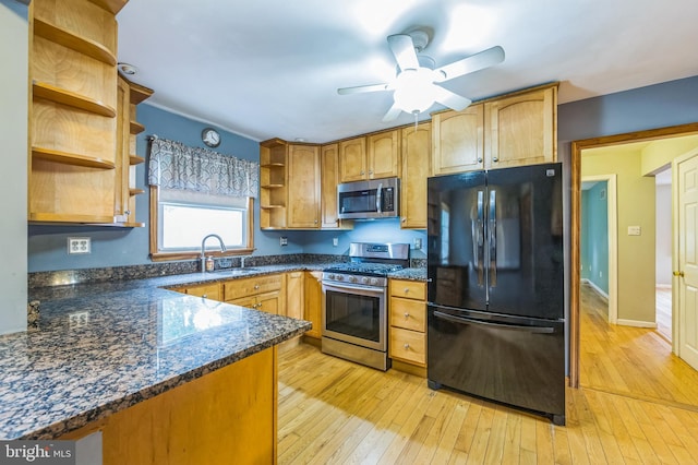 739 Brooke Cir, Morton, PA 19070 - kitchen with stainless steel appliances, open shelves, light wood finished floors, and a ceiling fan