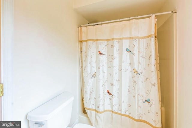 739 Brooke Cir, Morton, PA 19070 - full bathroom with toilet and shower / bathtub combination with curtain