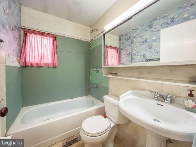 237 Lakeside Dr Unit N, Levittown, PA 19054 - bathroom with a bathtub, wallpapered walls, and tile walls