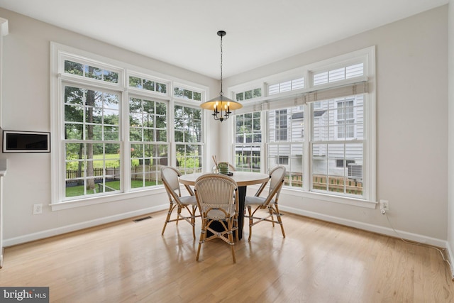 18416 Mill Run Ct, Leesburg, VA 20176 - dining room with plenty of natural light, light wood finished floors, and a chandelier