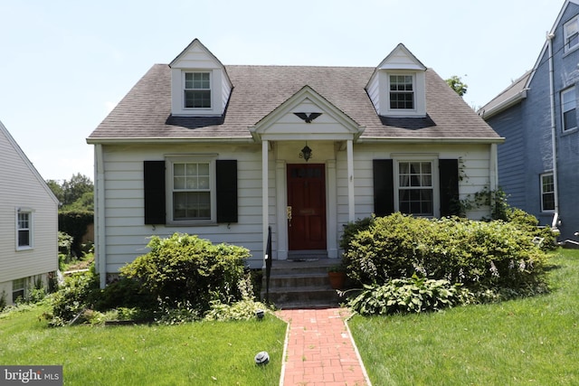 812 Forest Glen Rd, Silver Spring, MD 20901 - new england style home featuring a shingled roof