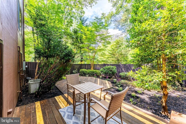10909 Knights Bridge Ct, Reston, VA 20190 - deck featuring a fenced backyard and outdoor dining space