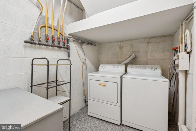 1013 S Decker Ave, Baltimore, MD 21224 - washroom with washer and dryer and concrete block wall