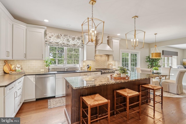 660 Casey Ln, West Chester, PA 19382 - kitchen with stainless steel appliances, premium range hood, light wood-type flooring, a kitchen breakfast bar, and recessed lighting