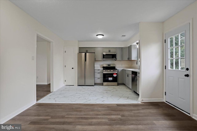 116 Somerset Dr, Stephens City, VA 22655 - kitchen featuring stainless steel appliances, gray cabinets, wood finished floors, and light countertops