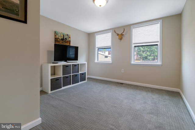 3343 Paine St, Baltimore, MD 21211 - unfurnished living room with baseboards and carpet