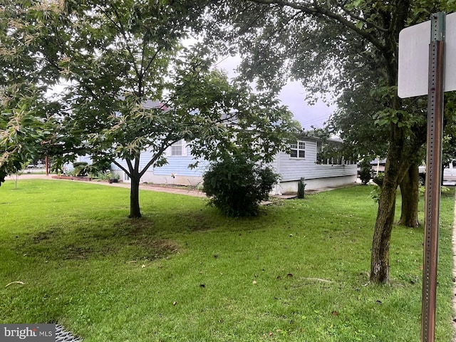 399 Hilltop Ln, Annapolis, MD 21403 - view of grassy yard