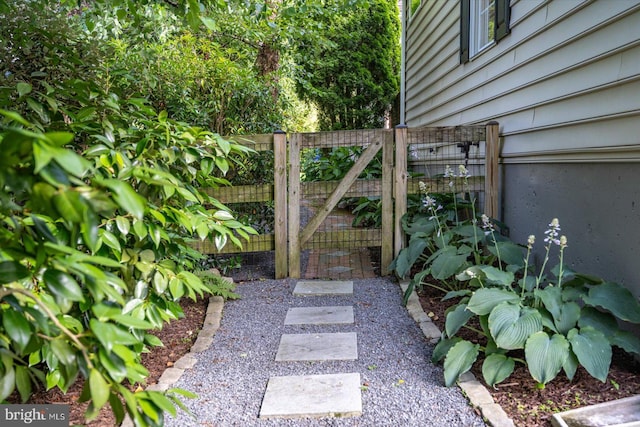 112 W Shore Dr, Milton, DE 19968 - view of yard featuring a gate