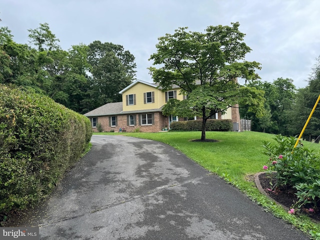 400 27th St, Huntingdon, PA 16652 - traditional-style home featuring a front yard and brick siding