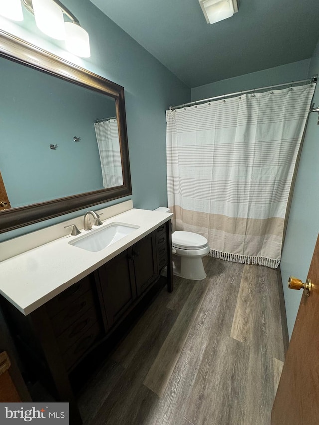 400 27th St, Huntingdon, PA 16652 - full bath featuring wood finished floors and vanity