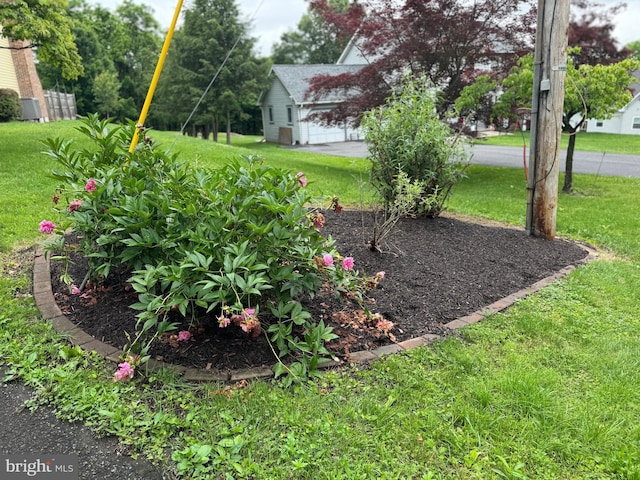 400 27th St, Huntingdon, PA 16652 - view of green lawn with a garage