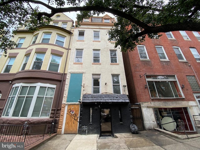 2110 N Charles St N, Baltimore, MD 21218 - view of apartment building / complex