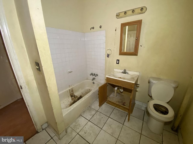 2110 N Charles St N, Baltimore, MD 21218 - bathroom featuring a bathtub, tile patterned flooring, and vanity