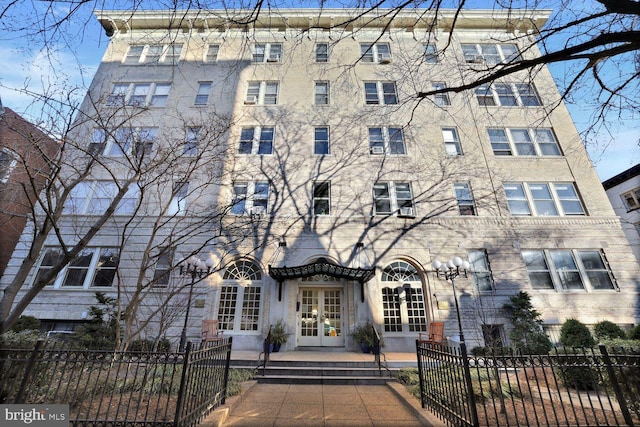 1725 17th St NW Unit 503, Washington, DC 20009 - view of apartment building / complex featuring a fenced front yard
