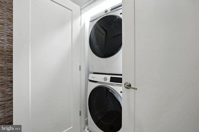 3536 Sutton Heights Cir, Fairfax, VA 22031 - laundry area featuring stacked washer and clothes dryer