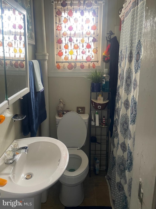 215 E Offutt St, Cumberland, MD 21502 - bathroom featuring curtained shower, tile patterned flooring, and ornate columns