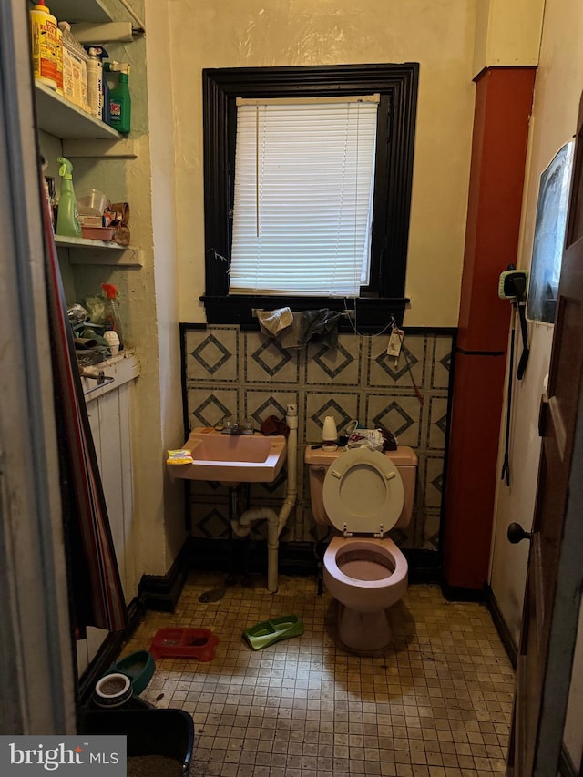 2008 W Lexington St, Baltimore, MD 21223 - half bath featuring toilet and a sink