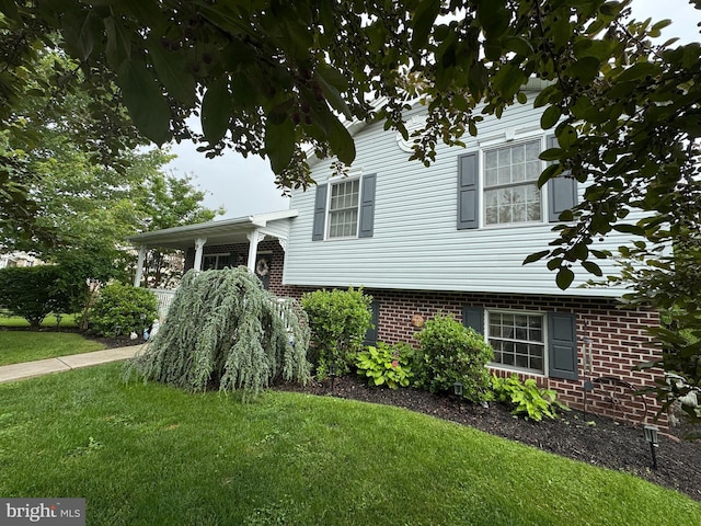 408 Lexington Way, Littlestown, PA 17340 - tri-level home with a front yard and brick siding