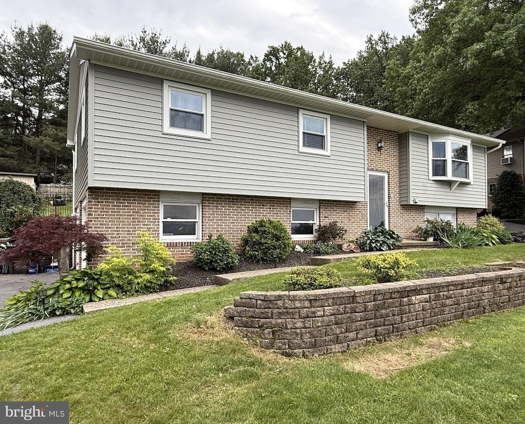 151 Valley View Dr, Ephrata, PA 17522 - split foyer home featuring brick siding and a front lawn
