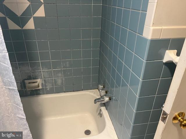 60 Buckwalter Rd, Royersford, PA 19468 - bathroom featuring shower / bath combination with curtain
