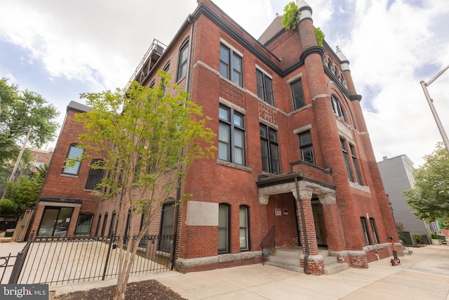 511 S Bond St Unit 304, Baltimore, MD 21231 - view of property with a fenced front yard