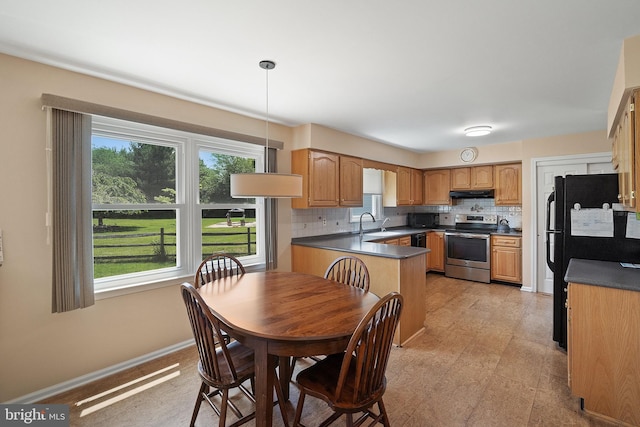28 Amherst Way, West Windsor, NJ 08550 - kitchen featuring black appliances, tasteful backsplash, under cabinet range hood, dark countertops, and a peninsula