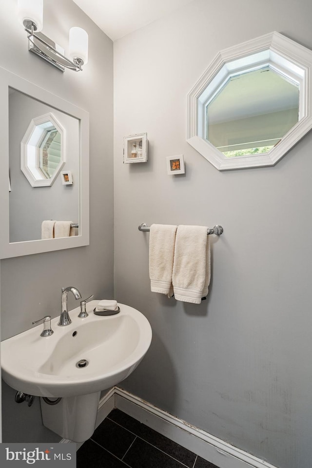 28 Amherst Way, West Windsor, NJ 08550 - bathroom featuring tile patterned flooring and baseboards
