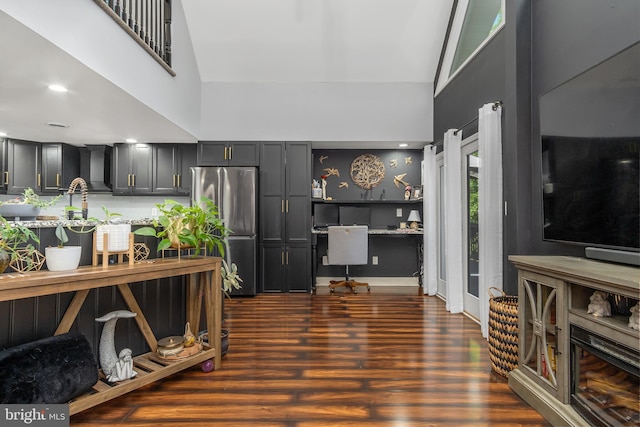 18424 Horseshoe Bend Rd, Sharpsburg, MD 21782 - kitchen with freestanding refrigerator, high vaulted ceiling, dark wood finished floors, a desk, and light countertops