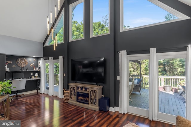 18424 Horseshoe Bend Rd, Sharpsburg, MD 21782 - living area featuring high vaulted ceiling and wood finished floors