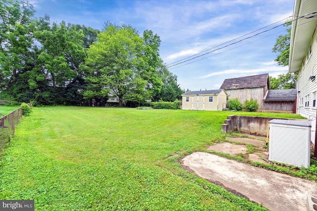 1735 Limestone Rd, Wilmington, DE 19804 - view of yard featuring an outdoor structure