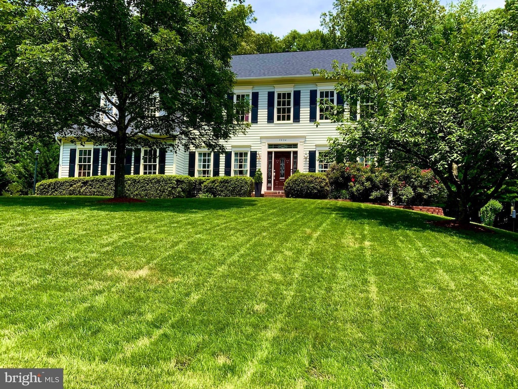 7834 Meadowgate Dr, Manassas, VA 20112 - colonial-style house with a front yard