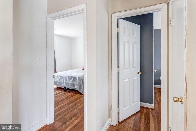 1446 California St, Woodbridge, VA 22191 - hallway featuring wood finished floors and baseboards