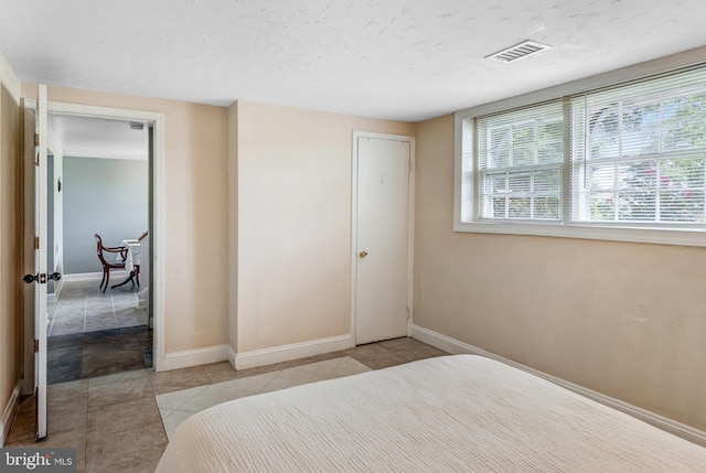 1446 California St, Woodbridge, VA 22191 - tiled bedroom featuring baseboards and a closet