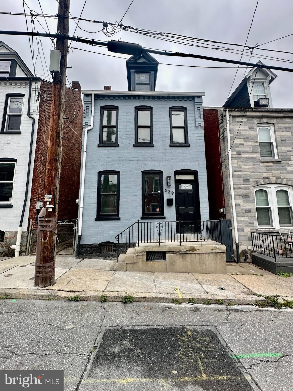 629 W Vine St, Lancaster, PA 17603 - view of property featuring brick siding