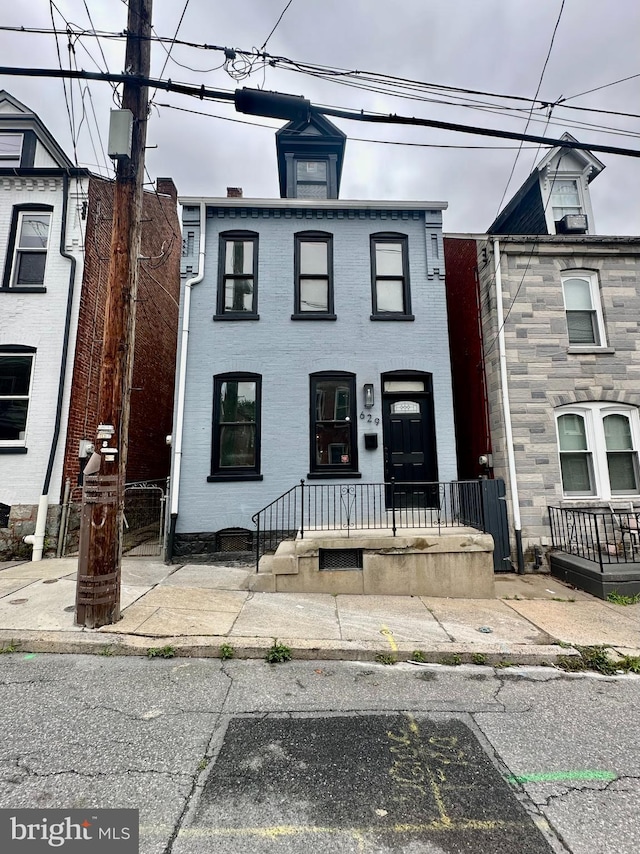 629 W Vine St, Lancaster, PA 17603 - view of property featuring brick siding